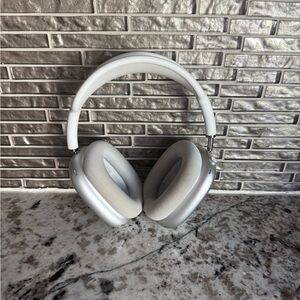 Apple Silver Over-Ear Headphones with Premium Comfort